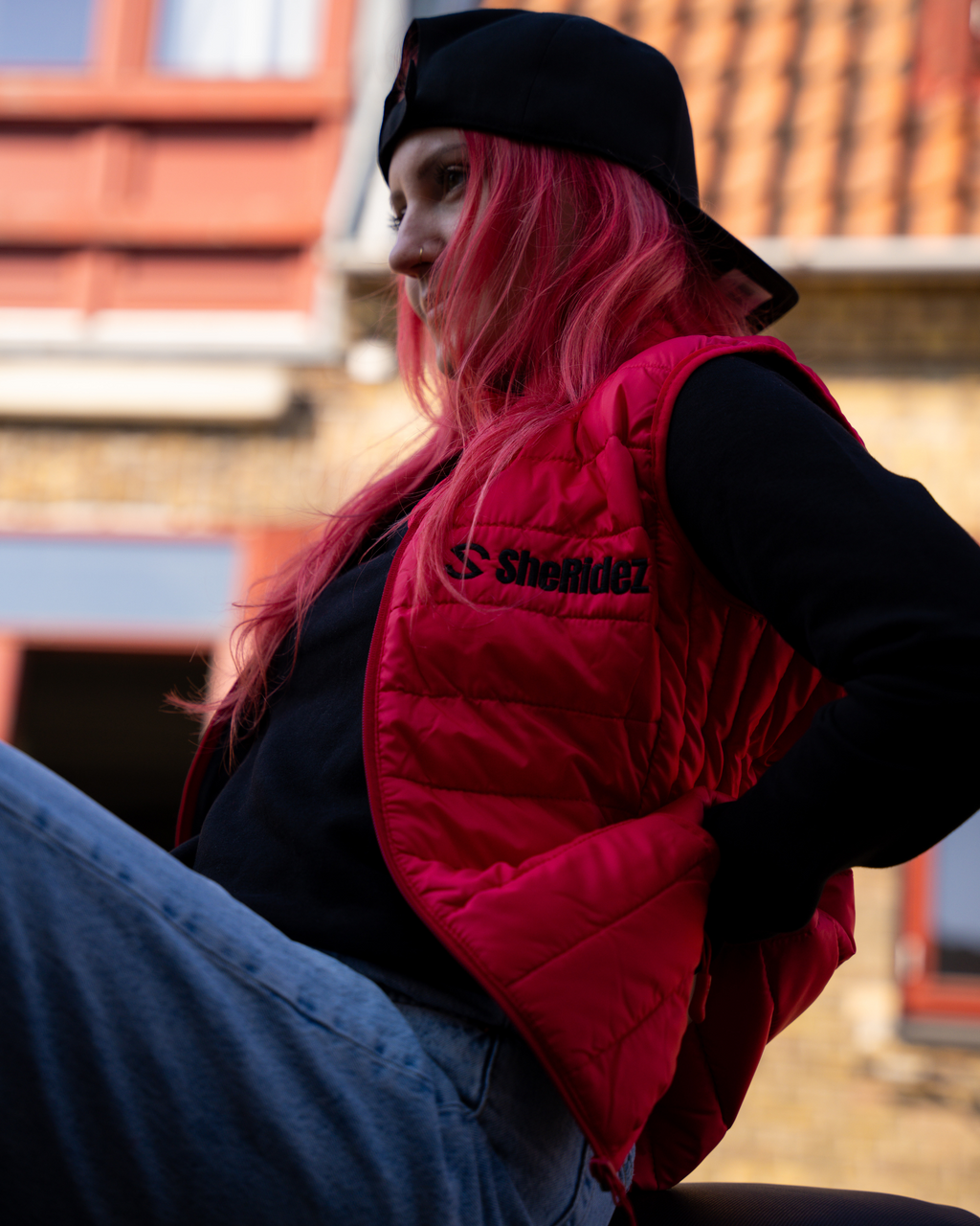 SheRidez Vatteret Vest – Rød (Logo Edition)
