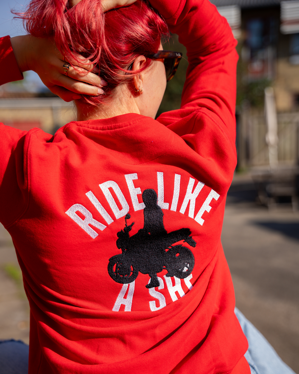 SheRidez "Ride Like a She" Sweatshirt – Rød (Broderet Ryg)