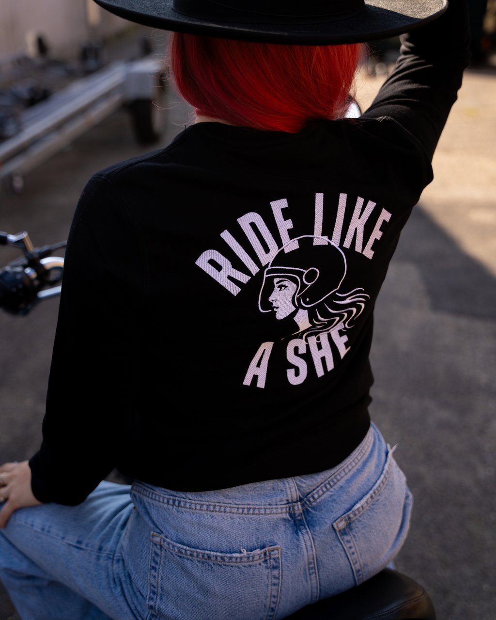 SheRidez Signature Sweatshirt – "Ride Like A She" – Sort (Broderet ryg)