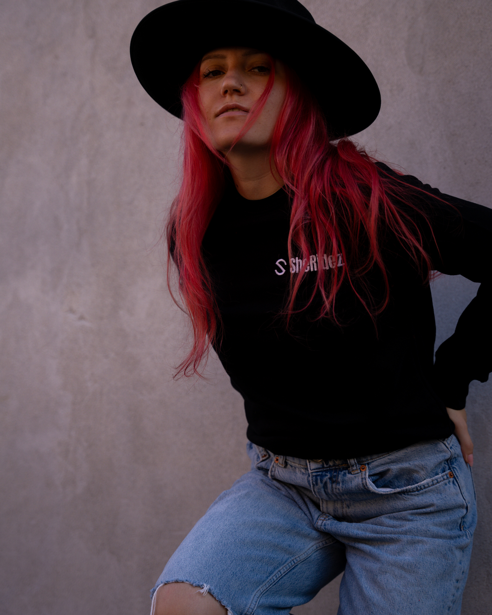 SheRidez Signature Sweatshirt – "Ride Like A She" – Sort (Broderet ryg)