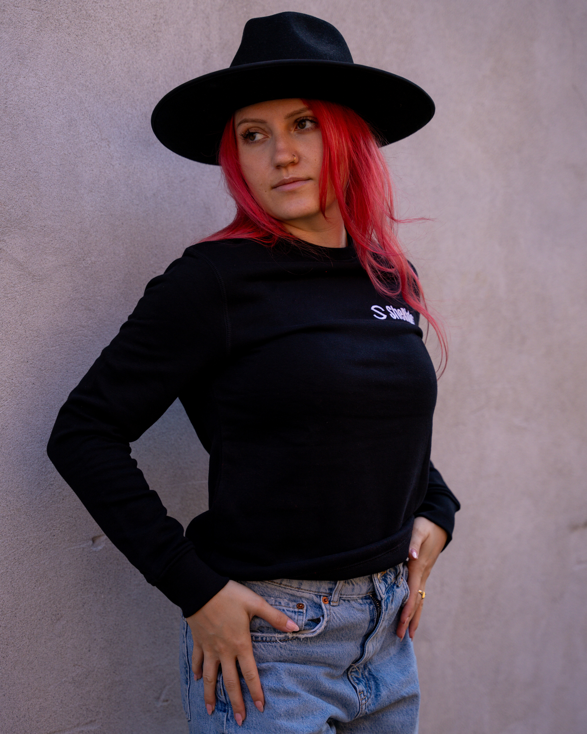 SheRidez Sweatshirt "Ride Like A She" med hjelm – Sort (Broderet ryg)