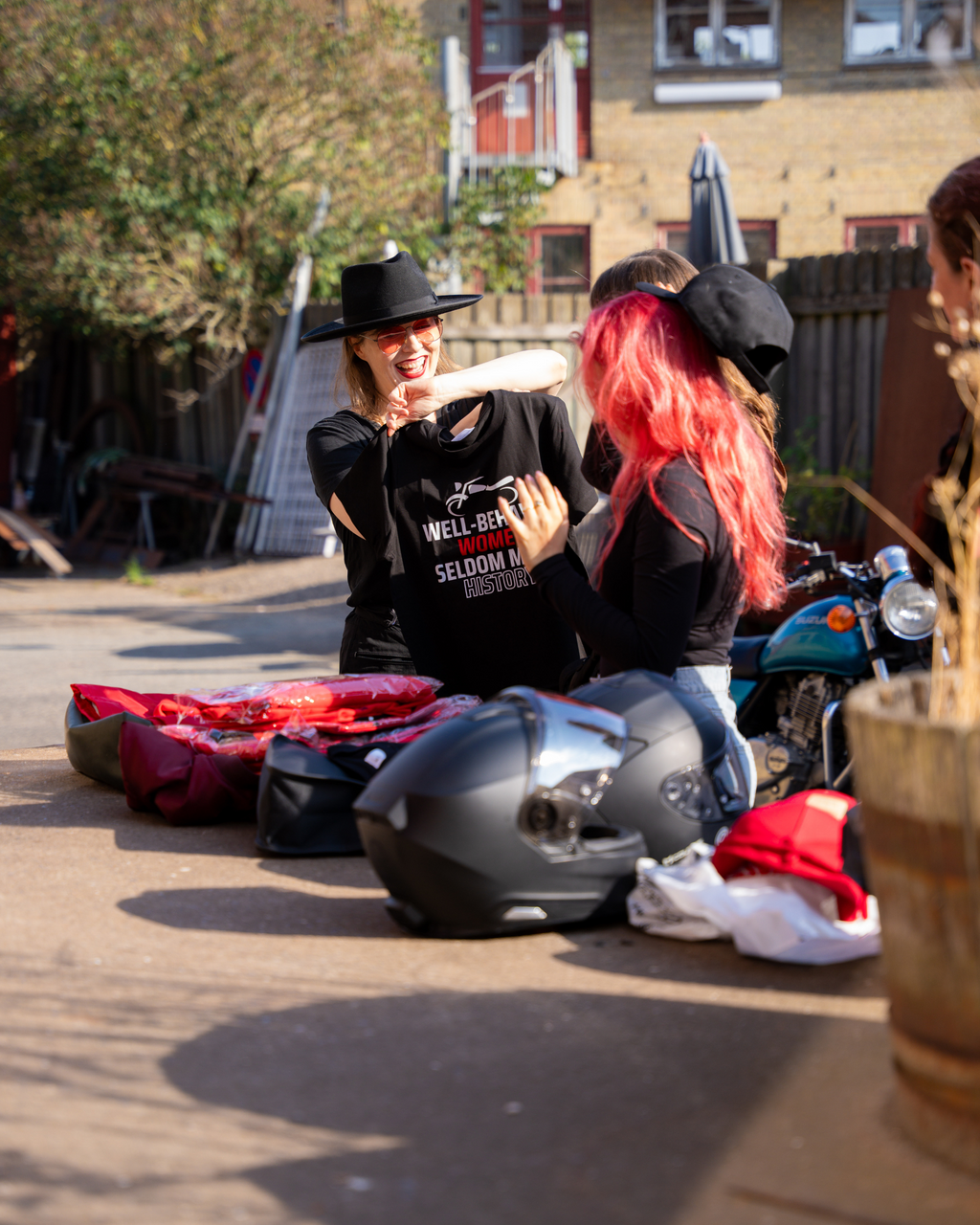 SheRidez Brand T-shirt – Sort (Logo Edition / Broderet Logo)