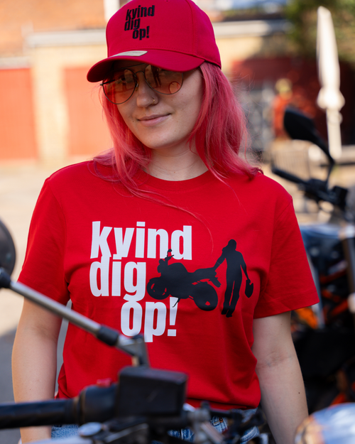 SheRidez "Kvind Dig Op!" T-shirt – Rød