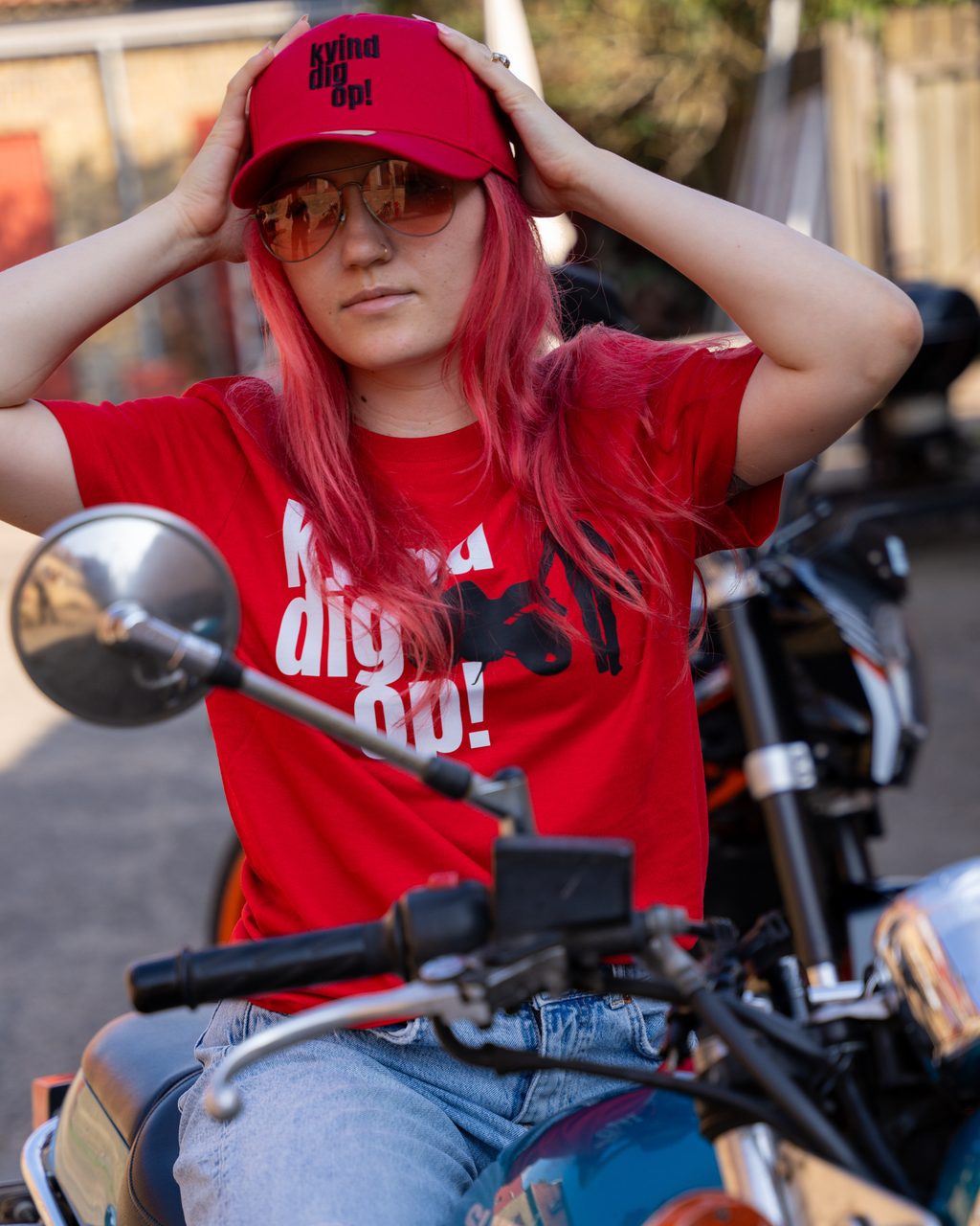 SheRidez "Kvind dig op" Kasket – Rød (Sustainable Edition)