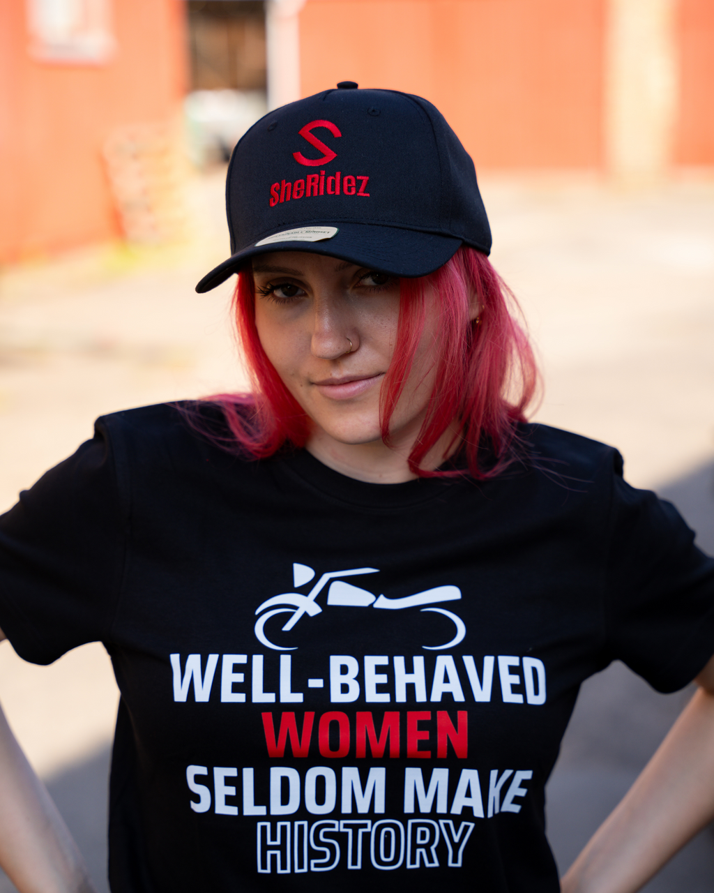 SheRidez Statement T-shirt – Sort “Velopdragne Kvinder Skaber Sjældent Historie”