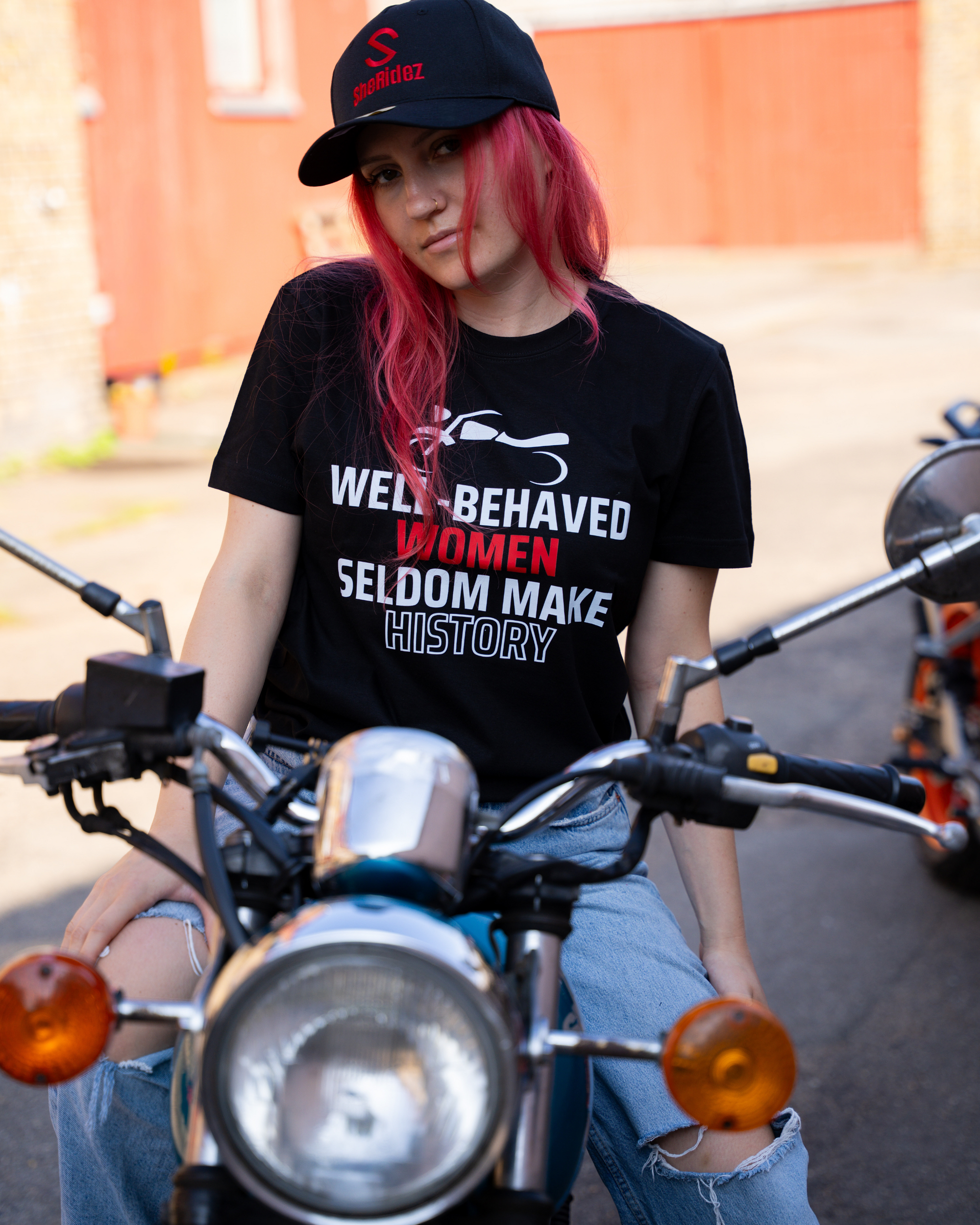 SheRidez Statement T-shirt – Sort “Velopdragne Kvinder Skaber Sjældent Historie”