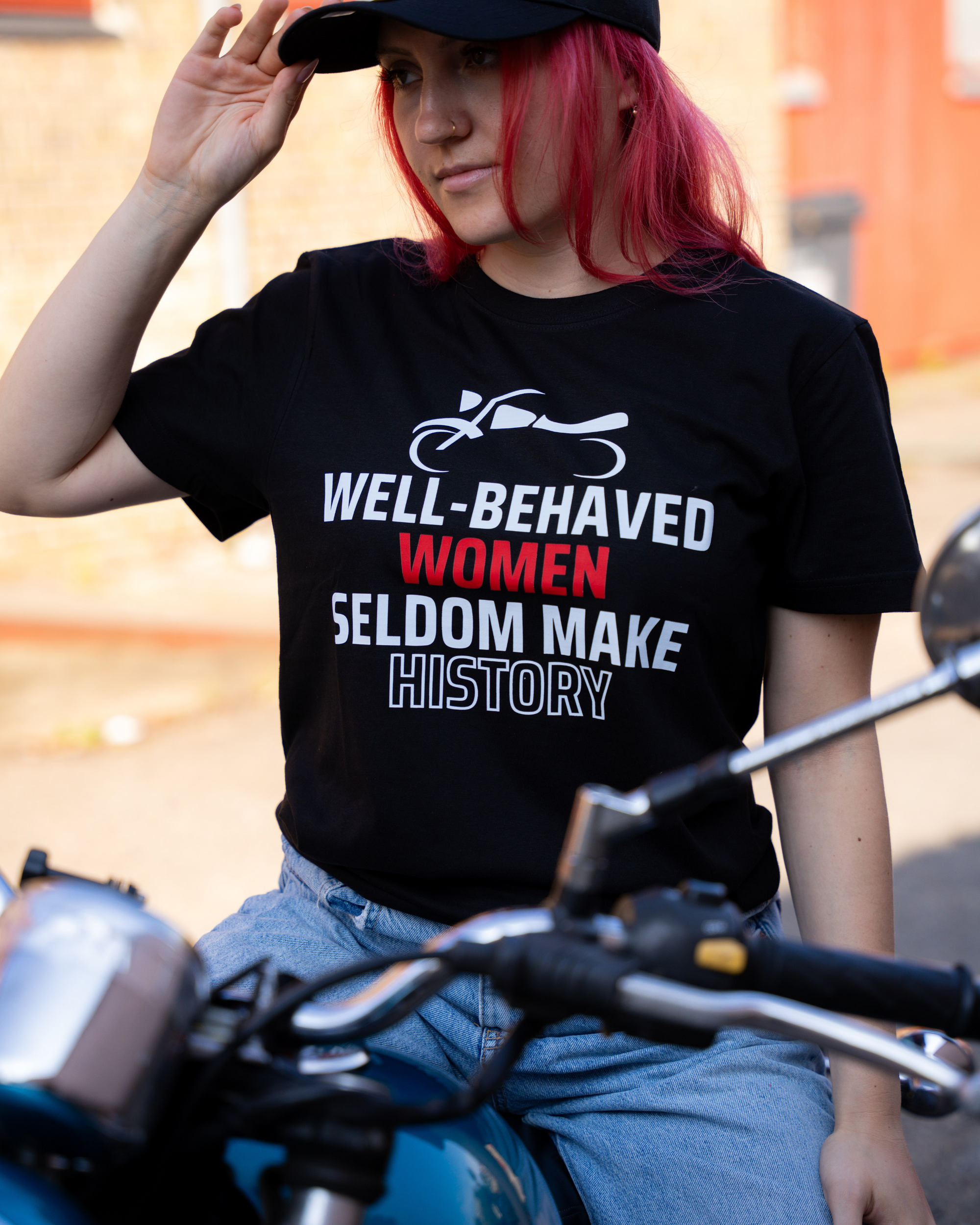 SheRidez Statement T-shirt – Sort “Velopdragne Kvinder Skaber Sjældent Historie”