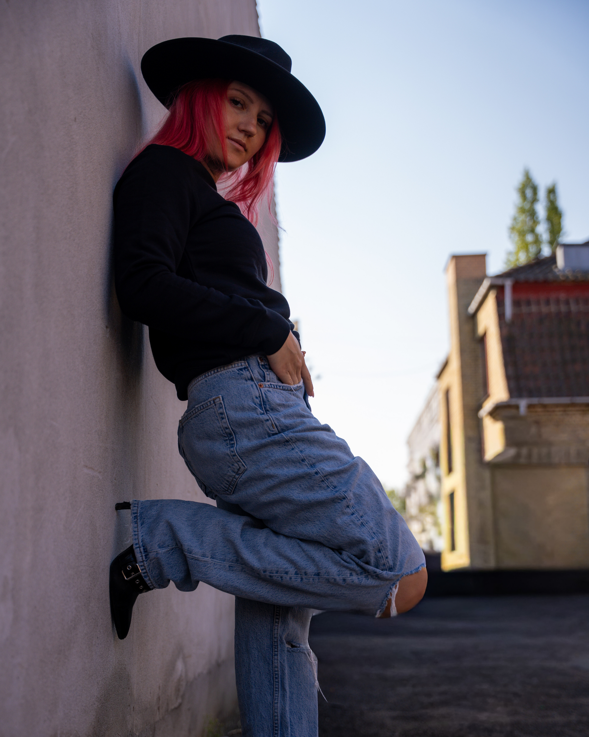 SheRidez Sweatshirt "Ride Like A She" med hjelm – Sort (Broderet ryg)