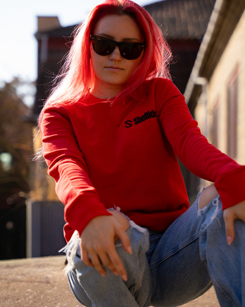 SheRidez “Kvind dig op!” rød sweatshirt (broderet på ryggen)