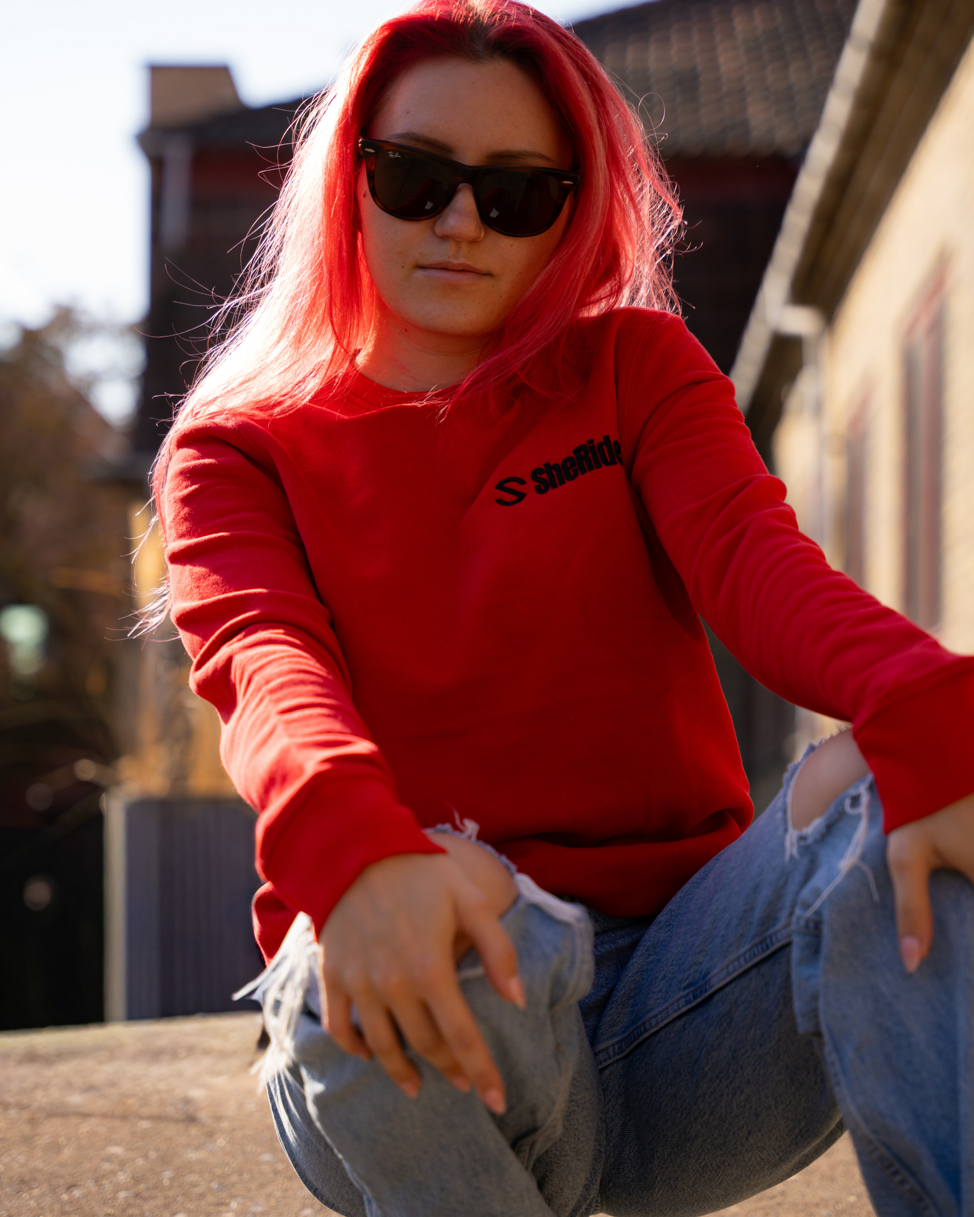 SheRidez “Kvind dig op!” rød sweatshirt (broderet på ryggen)