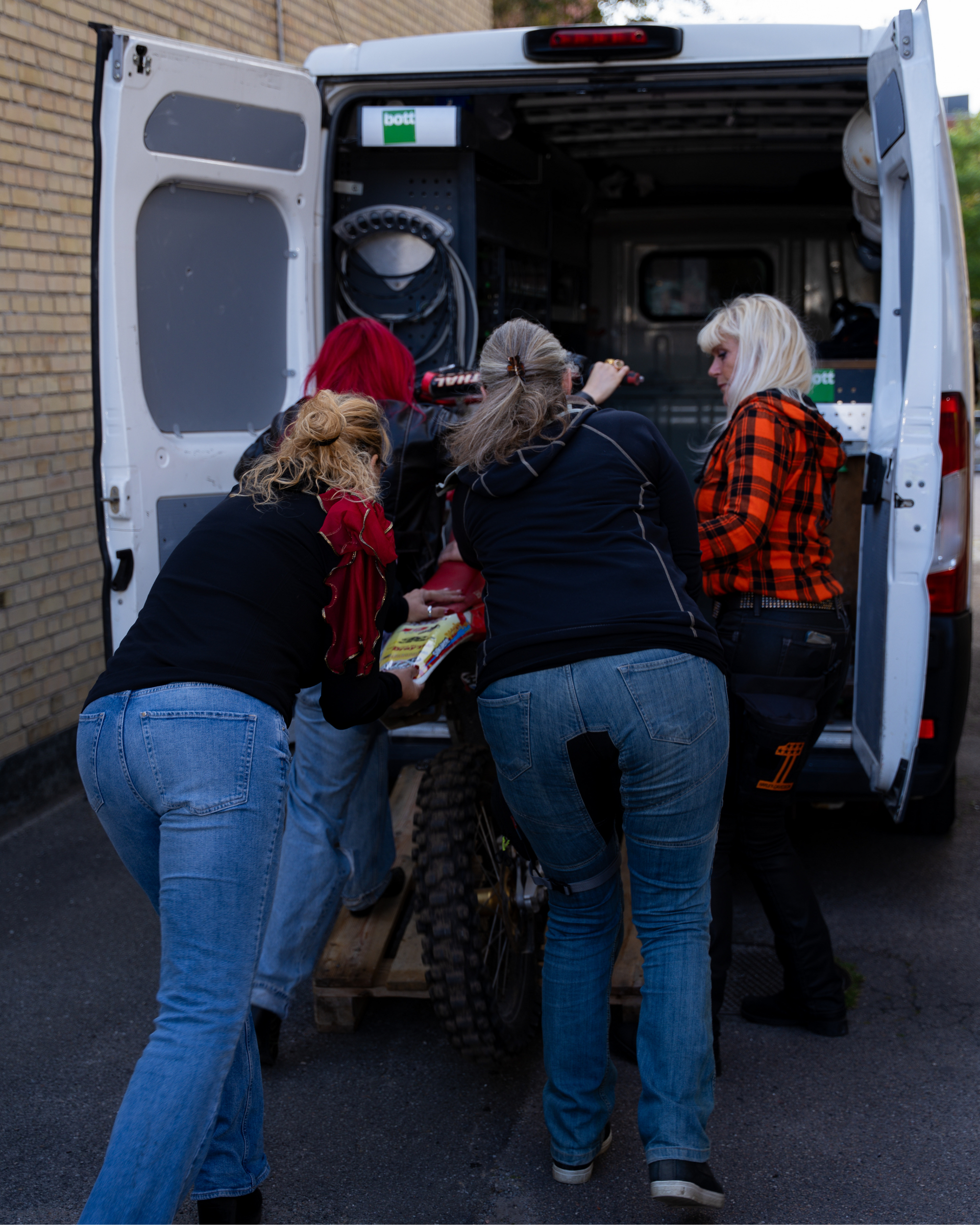 SheRidez T-shirt – Sort “Ride Like A She” med hjelm