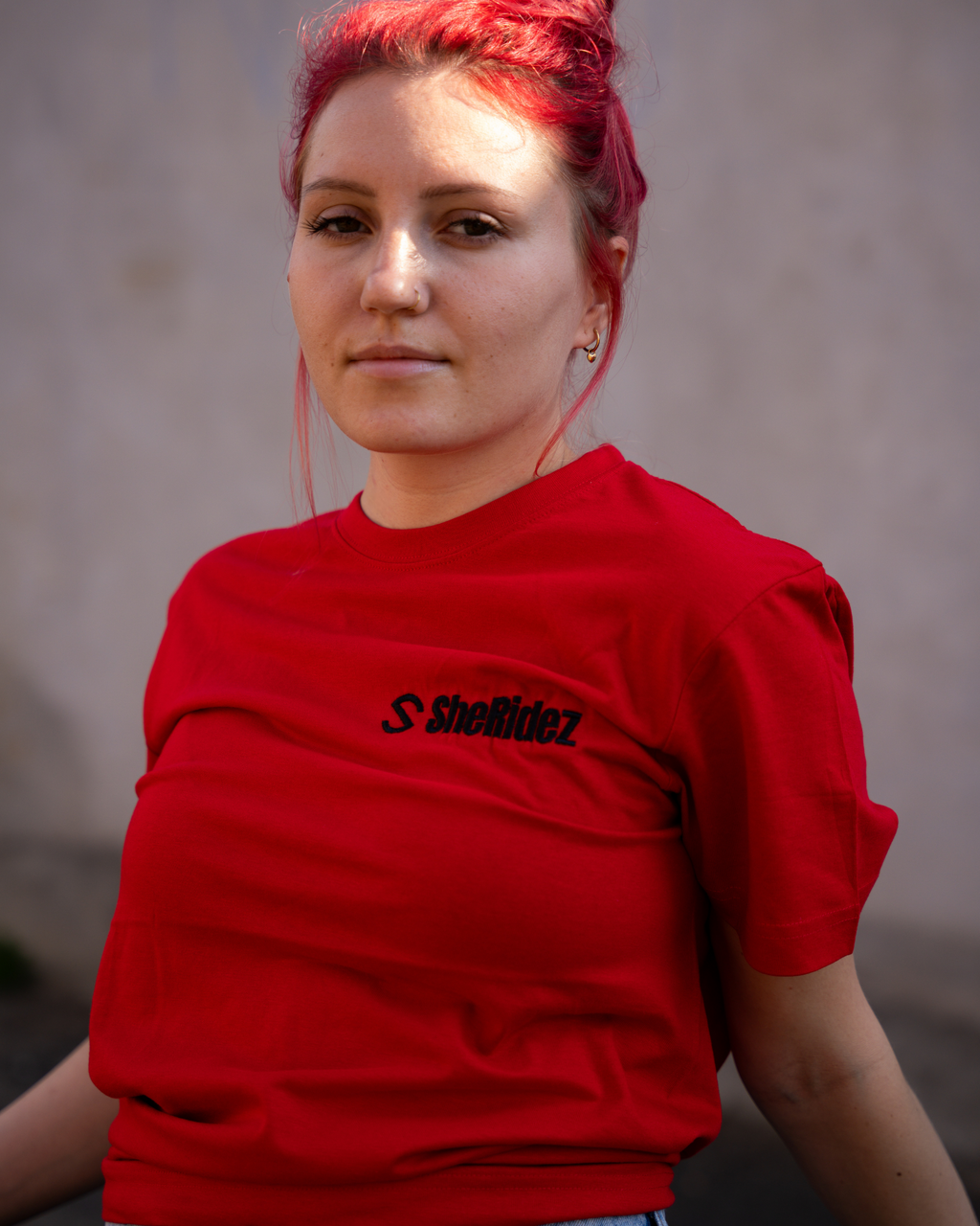 SheRidez Brand T-shirt – Rød (Logo Edition / Broderet Logo)
