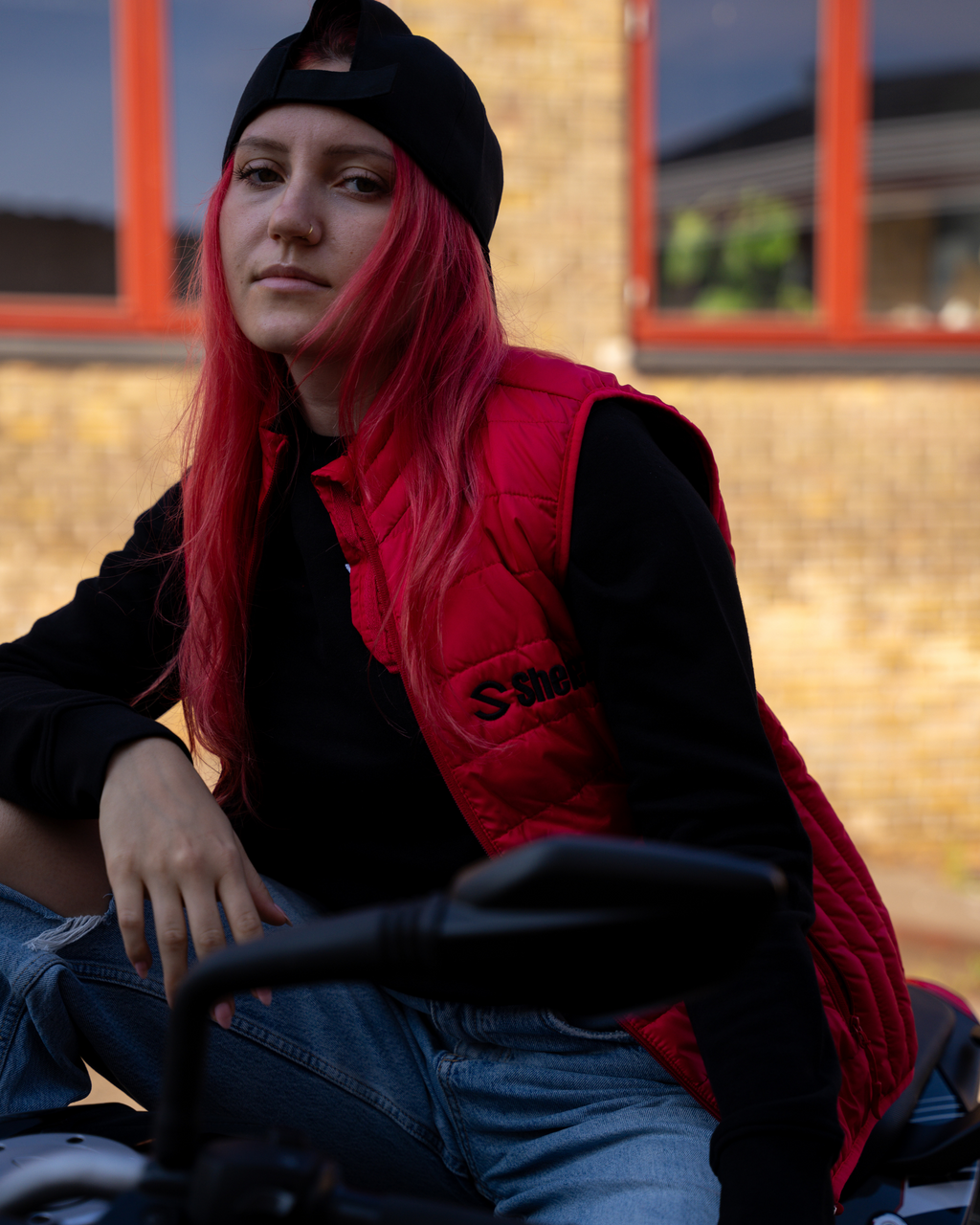 SheRidez Vatteret Vest – Rød (Logo Edition)