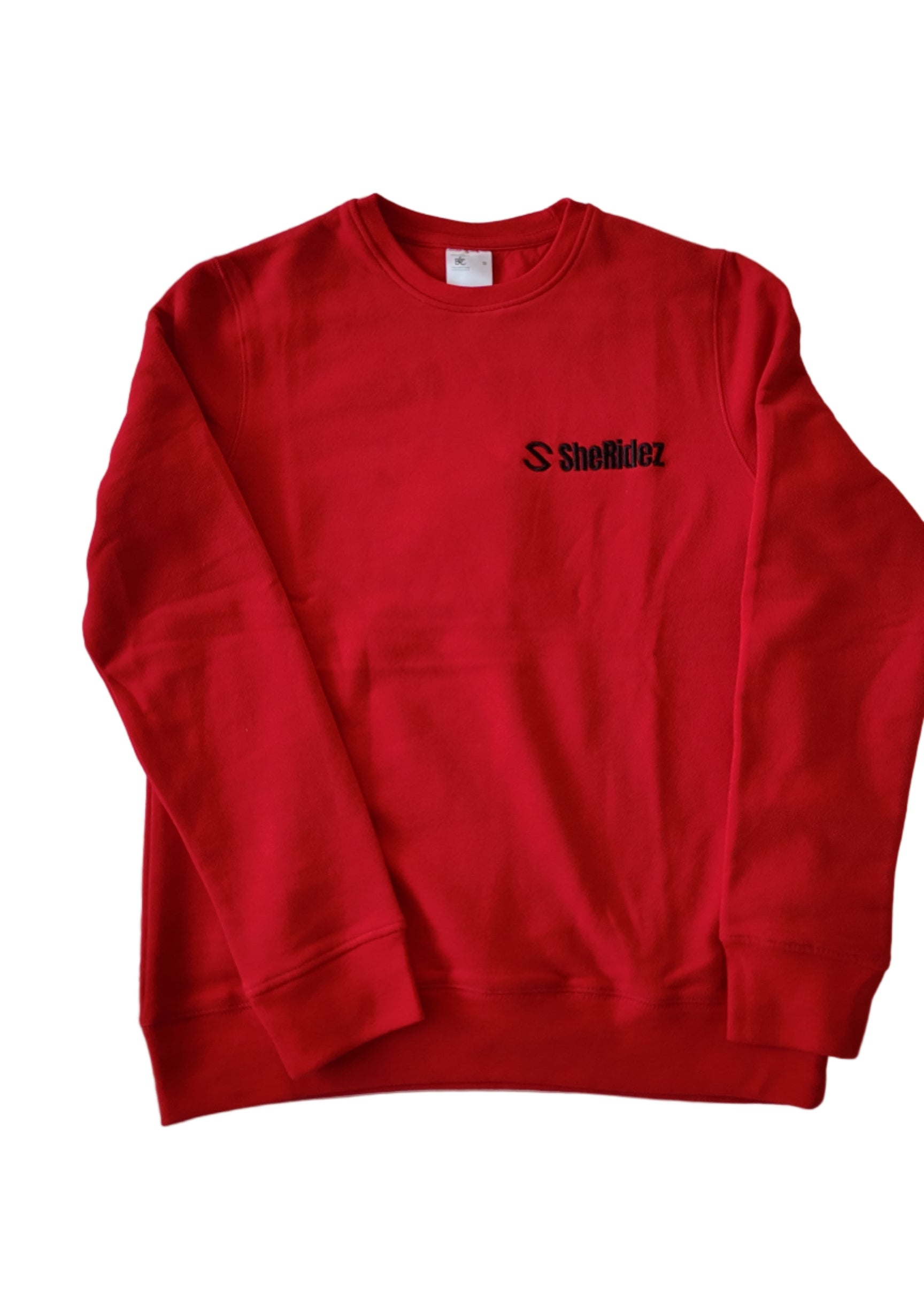 SheRidez “Kvind dig op!” rød sweatshirt (broderet på ryggen)
