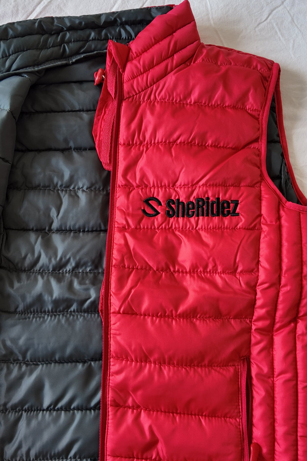 SheRidez Vatteret Vest – Rød (Logo Edition)