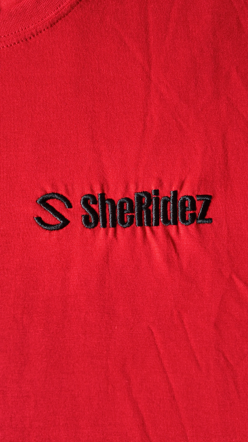 SheRidez Brand T-shirt – Rød (Logo Edition / Broderet Logo)