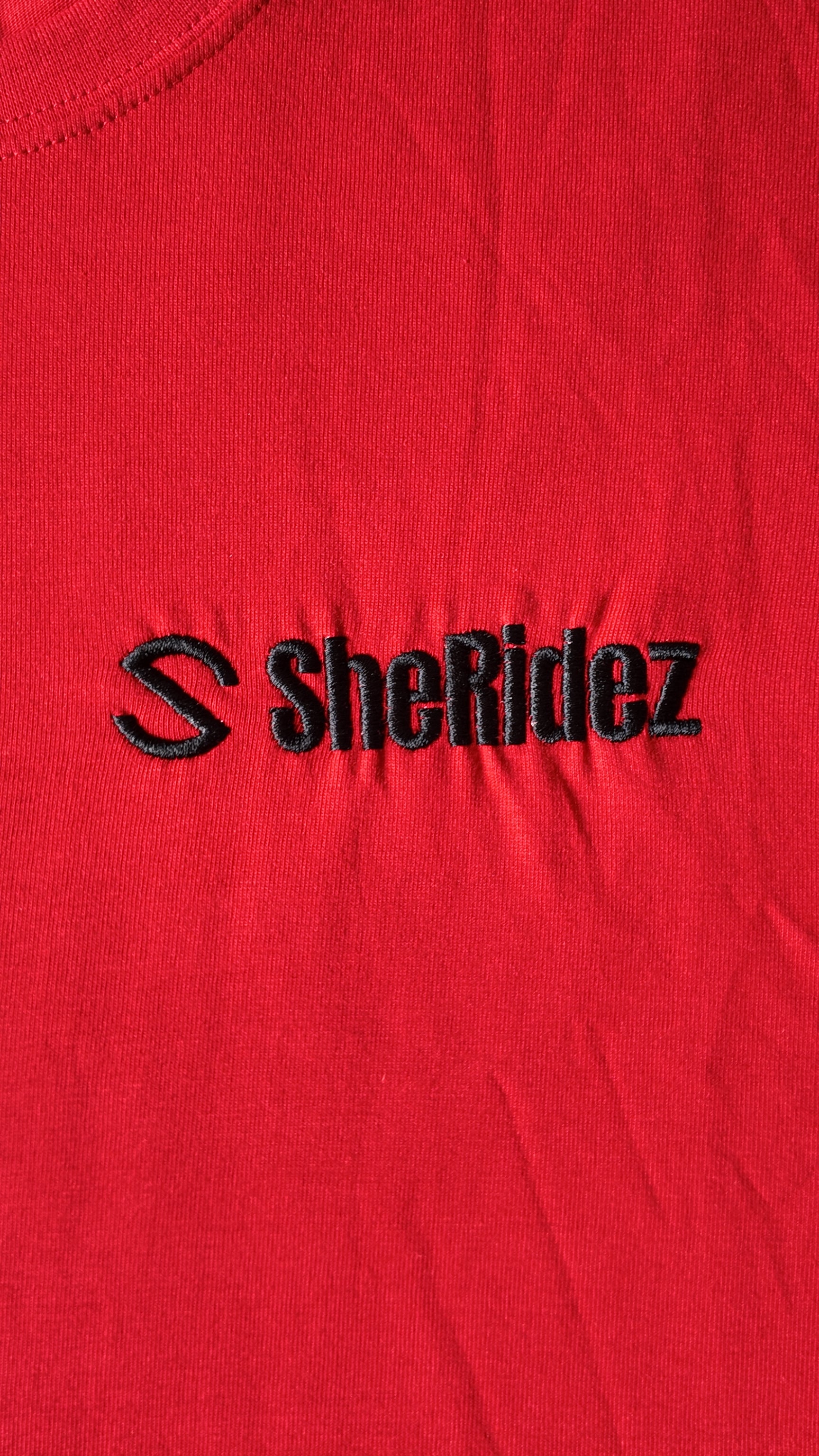 SheRidez Brand T-shirt – Rød (Logo Edition / Broderet Logo)