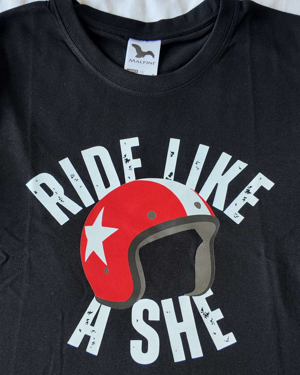 SheRidez T-shirt – Sort “Ride Like A She” med hjelm