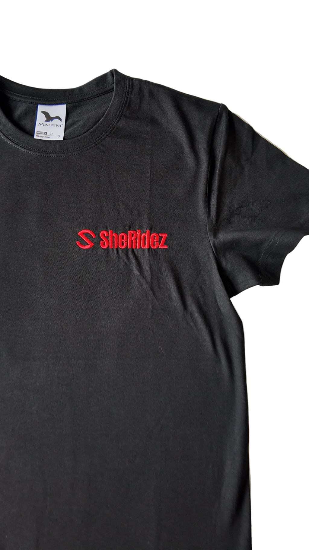 SheRidez Brand T-shirt – Sort (Logo Edition / Broderet Logo)