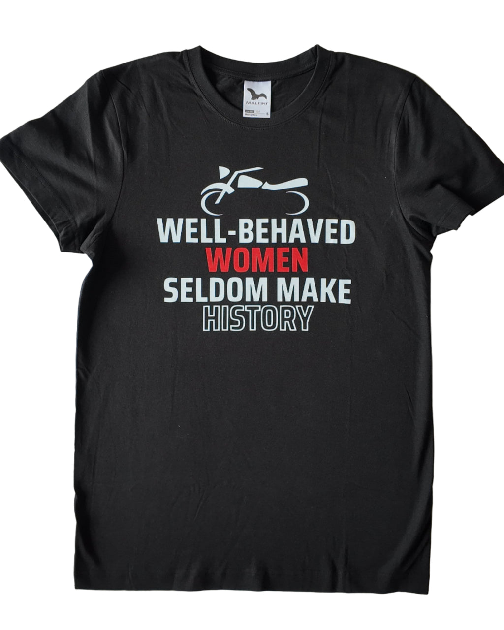 SheRidez Statement T-shirt – Sort “Velopdragne Kvinder Skaber Sjældent Historie”